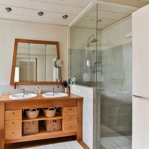 bathroom 2132342 640